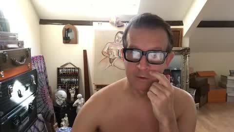 Snapshot of artisterotic chatting on 10-29-25, 09:44 artisterotic online show from 10-29-25, 09:44