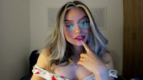 Snapshot of ary_cam230 chatting on 01-19-25, 12:49 Zahaara online show from 01-19-25, 12:49