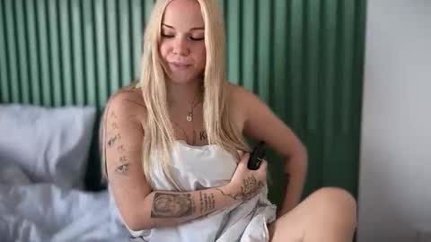 Snapshot of arya_stark7 chatting on 03-20-26, 07:35 Arya brunett and Cassie blond online show from 03-20-26, 07:35