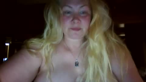 Snapshot of ash0ley chatting on 05-27-26, 01:41 ash0ley online show from 05-27-26, 01:41