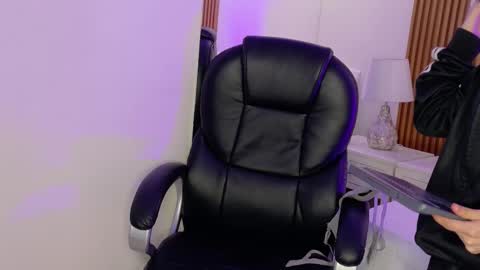 Ashley  online show from 10-20-25, 06:03