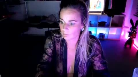 Snapshot of ashleyrosesweet chatting on 10-20-25, 09:04 ashleyrosesweet online show from 10-20-25, 09:04