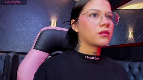 Snapshot of ashleytravis_ chatting on 06-21-26, 01:35 online show from 06-21-26, 01:35