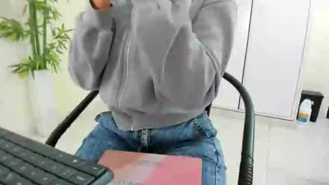 Camila online show from 10-31-25, 11:44