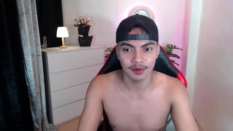 Snapshot of asianboyhunt chatting on 11-11-25, 11:32 Fev online show from 11-11-25, 11:32