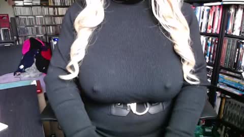 Snapshot of aspen_vale chatting on 09-18-25, 10:01 Aspen Vale online show from 09-18-25, 10:01