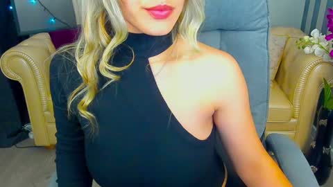 Snapshot of astraluxe_ chatting on 12-13-24, 04:38 Asta online show from 12-13-24, 04:38