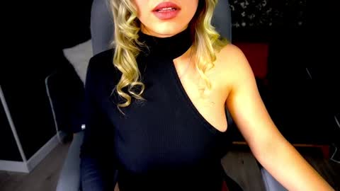 Snapshot of astraluxe_ chatting on 12-15-24, 02:37 Asta online show from 12-15-24, 02:37