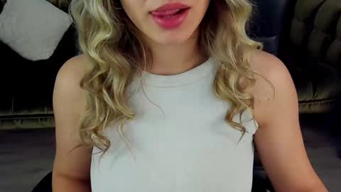 Snapshot of astraluxe_ chatting on 01-04-25, 06:52 Asta online show from 01-04-25, 06:52