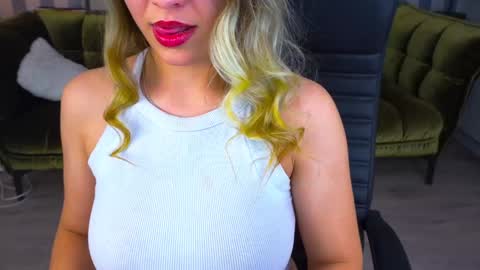 Snapshot of astraluxe_ chatting on 01-18-25, 08:51 Asta online show from 01-18-25, 08:51