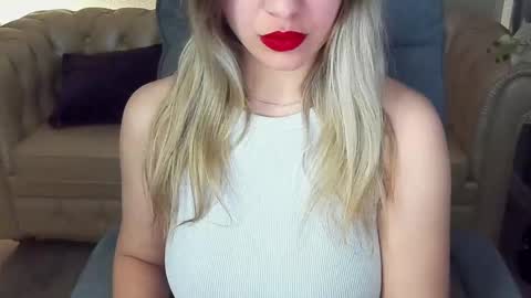 Snapshot of astraluxe_ chatting on 02-20-25, 06:39 Asta online show from 02-20-25, 06:39