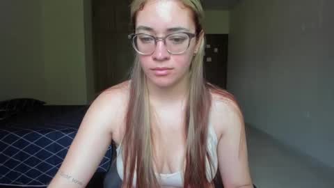 Snapshot of atenas__05 chatting on 02-16-25, 06:21 atenas online show from 02-16-25, 06:21