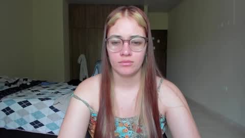 Snapshot of atenas__05 chatting on 02-17-25, 07:31 atenas online show from 02-17-25, 07:31