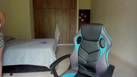 Snapshot of atenas__05 chatting on 02-19-25, 07:16 atenas online show from 02-19-25, 07:16