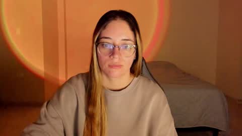 Snapshot of atenas__05 chatting on 10-28-25, 09:24 atenas online show from 10-28-25, 09:24