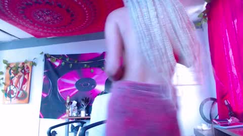 Snapshot of ateneasairce chatting on 10-12-25, 02:05 Atenea online show from 10-12-25, 02:05