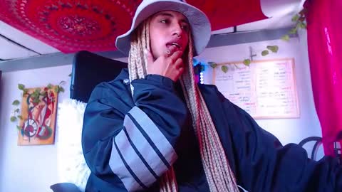 Snapshot of ateneasairce chatting on 10-22-25, 01:33 Atenea online show from 10-22-25, 01:33