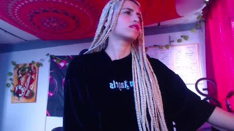 Snapshot of ateneasairce chatting on 10-27-25, 03:05 Atenea online show from 10-27-25, 03:05