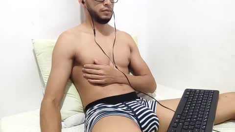 Snapshot of atorres21 chatting on 10-10-25, 04:55 Torres online show from 10-10-25, 04:55