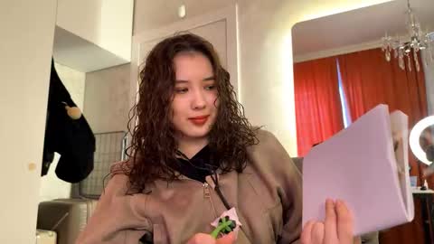 Mia online show from 02-17-26, 05:37