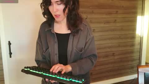 Snapshot of audradeer chatting on 10-21-25, 12:28 audradeer online show from 10-21-25, 12:28