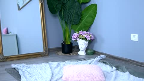 Isabella online show from 12-24-24, 11:22