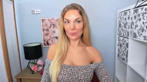 Snapshot of aullorasensual chatting on 02-19-25, 06:11 AulloraSensual online show from 02-19-25, 06:11