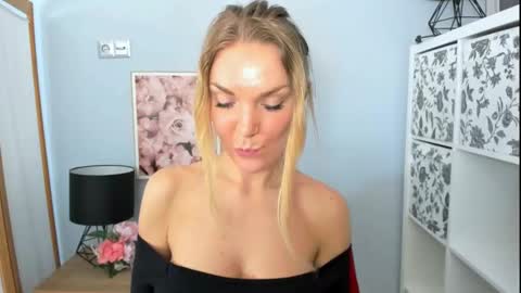 Snapshot of aullorasensual chatting on 02-24-25, 05:31 AulloraSensual online show from 02-24-25, 05:31