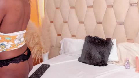 Snapshot of auorara_queen chatting on 09-15-25, 08:20 Aurora Queen online show from 09-15-25, 08:20