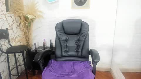 Snapshot of aura_love69 chatting on 02-24-25, 10:37 Monii Yi online show from 02-24-25, 10:37
