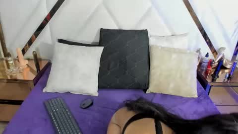 Snapshot of aura_love69 chatting on 09-21-25, 05:20 Monii Yi online show from 09-21-25, 05:20