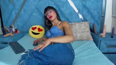 Snapshot of aura_love69 chatting on 03-28-26, 02:33 Monii Yi online show from 03-28-26, 02:33