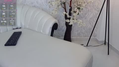 Aura sanders online show from 12-05-25, 11:52