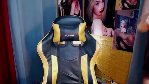 Snapshot of aurakharisma_xx chatting on 09-28-25, 06:19 Miss awra online show from 09-28-25, 06:19