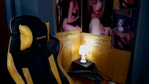 Snapshot of aurakharisma_xx chatting on 10-09-25, 06:44 Miss awra online show from 10-09-25, 06:44