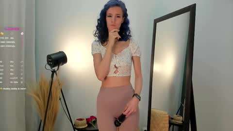 Snapshot of auralana chatting on 10-04-25, 06:44 Lana online show from 10-04-25, 06:44