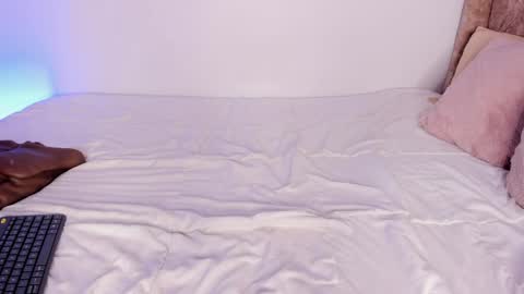 Snapshot of auroradurand chatting on 04-14-26, 10:38 ... ... online show from 04-14-26, 10:38