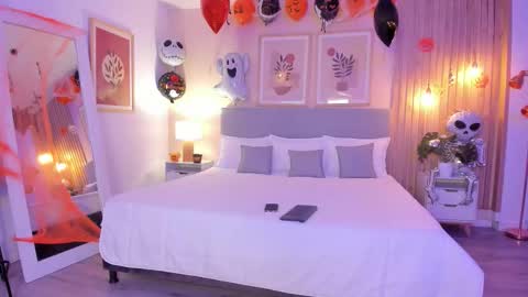 Snapshot of auroraevans__ chatting on 10-31-25, 09:49 Aurora online show from 10-31-25, 09:49