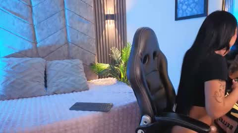 Snapshot of auroralanee chatting on 11-04-25, 07:24 aurora online show from 11-04-25, 07:24