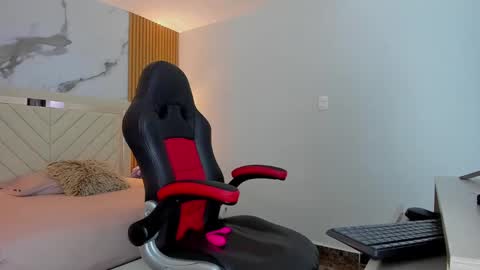 auroramartin2 online show from 10-09-25, 07:45