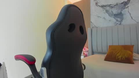 auroramartin2 online show from 10-23-25, 07:34