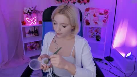 aurorawrenfield online show from 10-30-25, 10:27