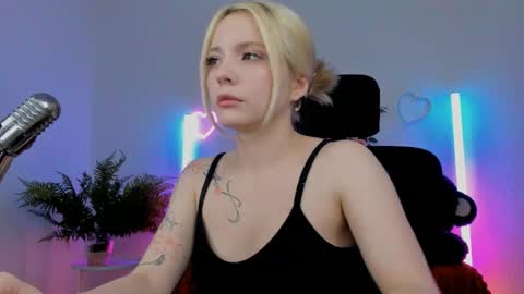 aurorawrenfield online show from 05-18-26, 04:07