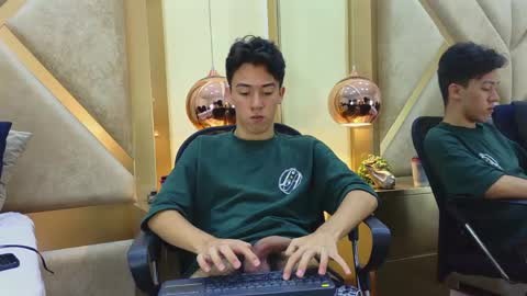 Snapshot of austinreeds chatting on 05-24-26, 02:44 austinreeds online show from 05-24-26, 02:44