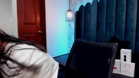 Snapshot of ava_broown chatting on 02-19-25, 02:23 online show from 02-19-25, 02:23