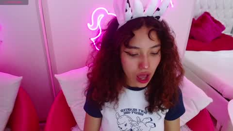 Snapshot of ava_williams_ chatting on 02-03-25, 01:19 AVA online show from 02-03-25, 01:19