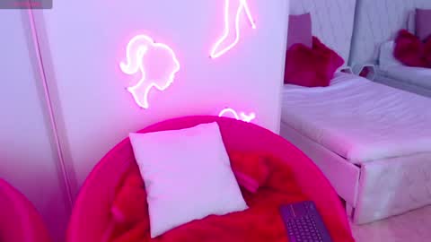 Snapshot of ava_williams_ chatting on 02-04-25, 03:47 AVA online show from 02-04-25, 03:47