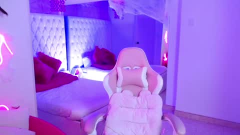 Snapshot of ava_williams_ chatting on 10-04-25, 03:15 AVA online show from 10-04-25, 03:15