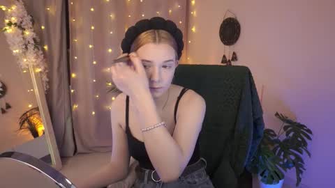 Snapshot of avaryder chatting on 10-03-25, 12:02 Ava online show from 10-03-25, 12:02