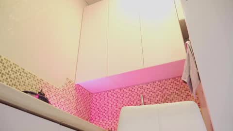 Snapshot of aveksmr chatting on 10-23-25, 04:17 Kate  online show from 10-23-25, 04:17